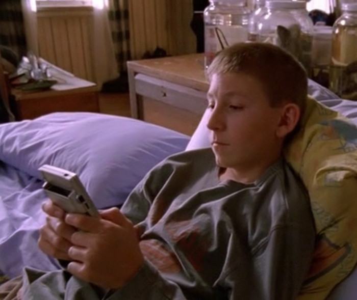 3. In Malcolm in the Middle (2000), Dewey (Erik Sullivan) plays the Gameboy without any cartridge. (If the movie were real life, what could he possibly be playing?)