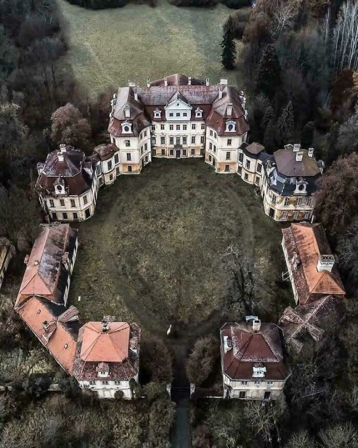 Manoir Vendetta, The Abandoned Mansion