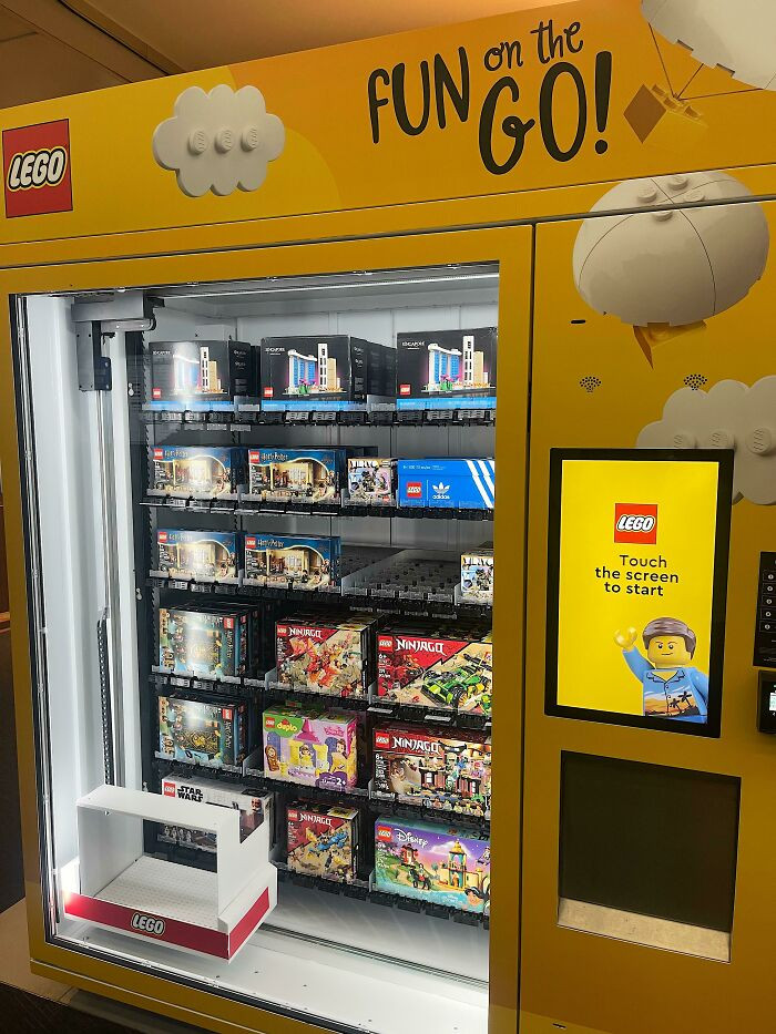 43. LEGO Vending Machine! Chicago O'Hare Airport