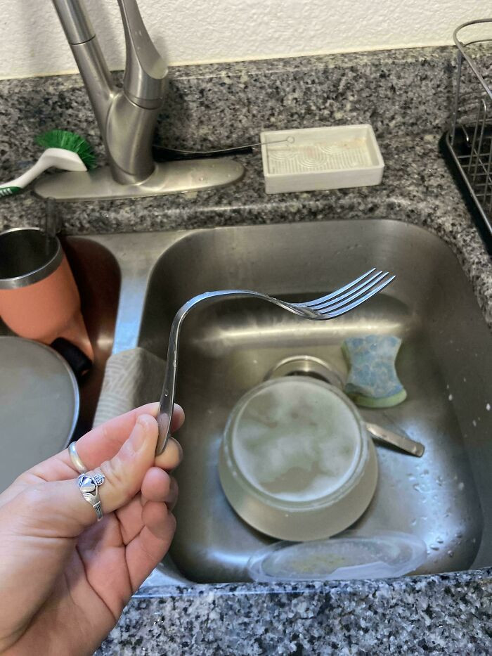 "Instead Of Wrapping The Fork In A Napkin And Putting It In His Backpack, My Boyfriend Bends It So That It Fits Into The Tupperware His Lunch Was In. I Was Speechless Upon Discovery"