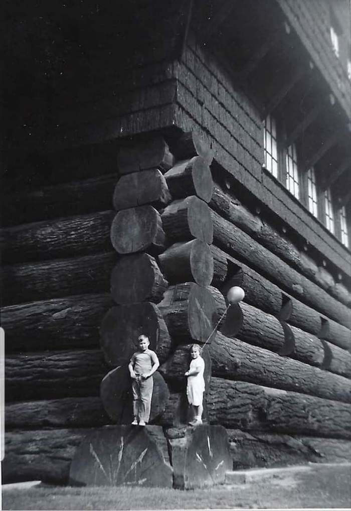"Children In Front Of World’s Largest Log Cabin In Portland, Oregon, USA 1938. Built In 1905 Burned Down In 1964"