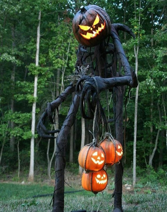 6. This is a crazy jack-o'-lantern, and it may have honestly stolen the show because the detail is incredible. It looks like it came from a scary movie.
