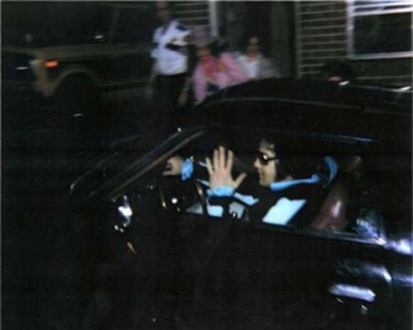 5. Elvis Presley arriving in Graceland alongside Ginger Alden in 1977. He was found unresponsive on the bathroom floor of his home shortly after and died from cardiac arrest that same afternoon.
