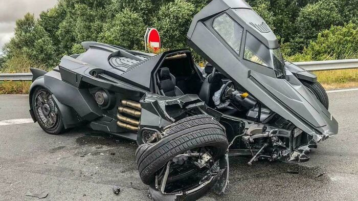 "A £1 Million ($1.4 Million) Lamborghini-Based Batmobile Got Into An Accident With A Renault Scenic"
