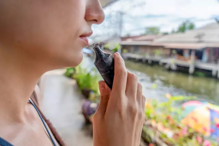 What are the symptoms of 'vape poisoning'?  Olender explained how he was diagnosed with E-cigarette or Vaping-Associated Lung Injury (EVALI).