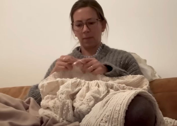 One more issue came along with the slippy sleeves that kept on slipping, revealing a tad bit too much