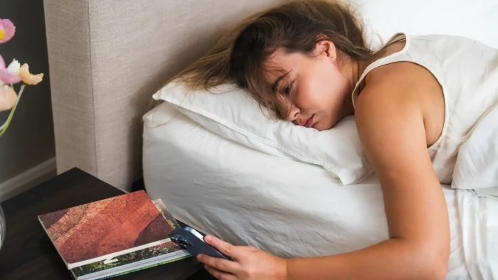 Sleep expert explains anxiety and health risks, encouraging personalized sleep recommendations