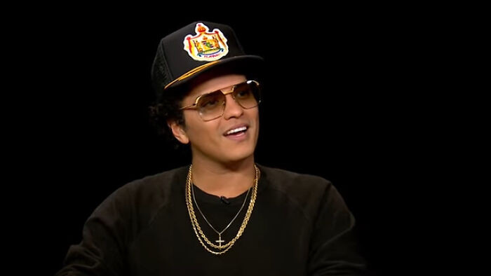 25. Bruno Mars became from a very comfortable family to losing everything when he was a child to the point to live in a house that didn't have bathroom