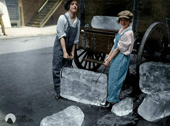 15. Women Delivering Ice From A Truck On An Ice Route On The 16 September 1918.