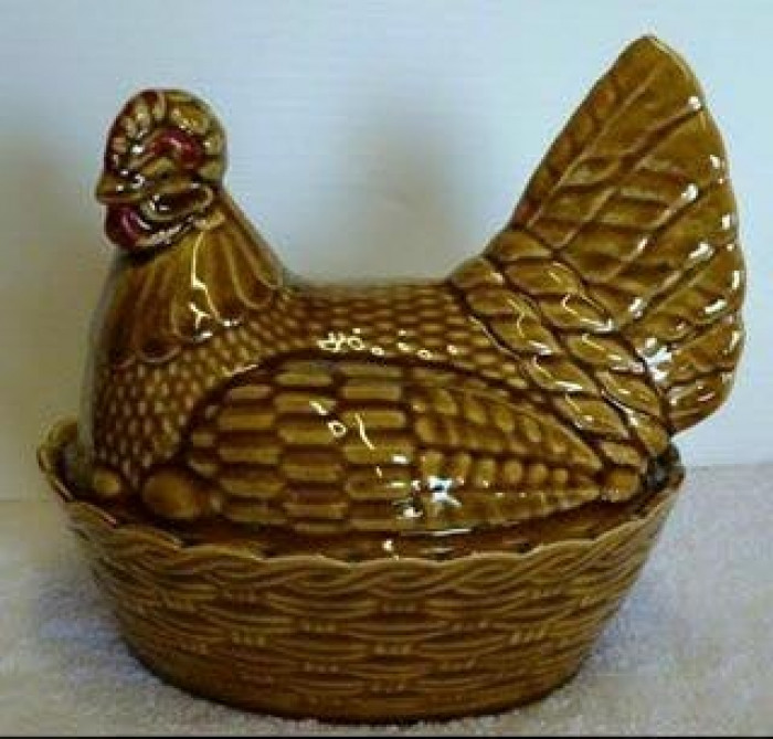 41. Vintage Country Kitchen Ceramic Chicken/Hen Egg Basket