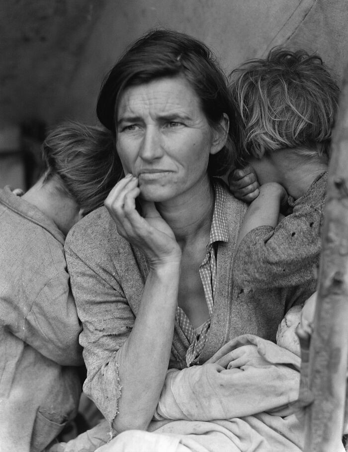 A portrait captures Florence Thompson alongside several of her children in the iconic Depression-era photograph widely known as Migrant Mother, taken in Nipomo, California during the 1930s.