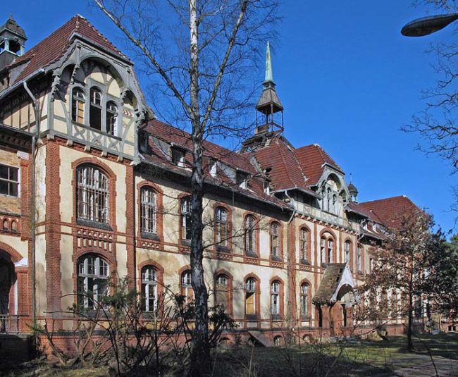Today, the Beelitz-Heilstätten hospital complex stands in eerie abandonment. Initially established in 1916 as a military hospital under the administration of the Imperial German Army, it holds historical significance as the site where a young Adolf Hitler recovered from a leg injury sustained during the tumult of the Battle of the Somme in the First World War.