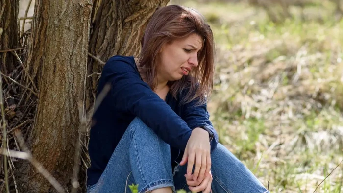 Person emotionally distressed, discussing abandonment fears linked to “alpine divorce” awareness