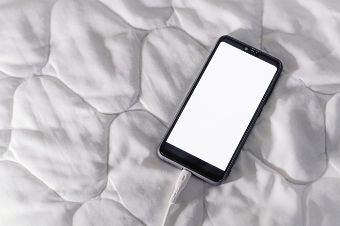 Apple advisory showing safe iPhone overnight charging tips for battery health