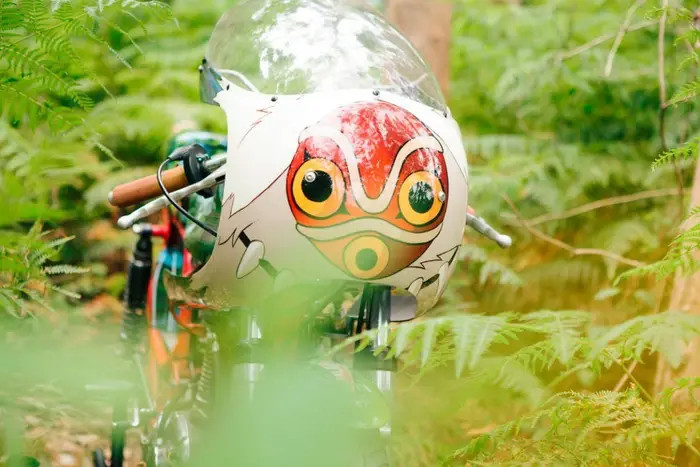 At the center of this amazing handiwork is a painting of San’s (one of the main characters in the movie) iconic mask, painted on the front of the motorcycle.