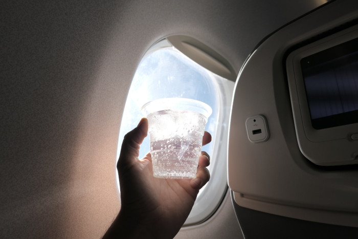 Passenger drinking alcohol on an airplane, experts warn about altitude risks