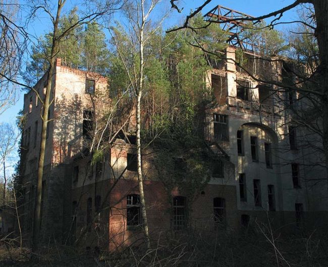 After the conclusion of World War II, the hospital complex fell under the occupation of the Red Army. It continued to function as a Soviet military hospital until 1995, a span that extended beyond the reunification of East and West Germany by several years.