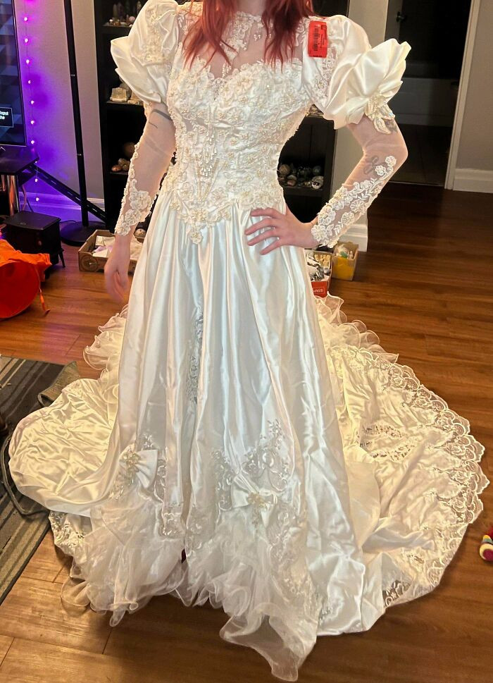 "Roommate Found A Vintage Wedding Dress For $40, The Kicker Is That It Fits Her Perfectly!"