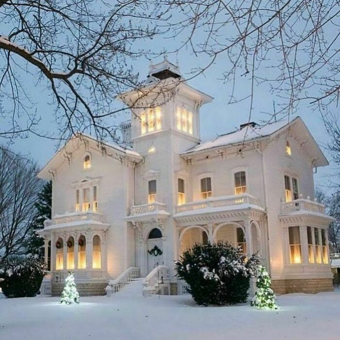 7. This is such a pretty house. I would love to live in it.