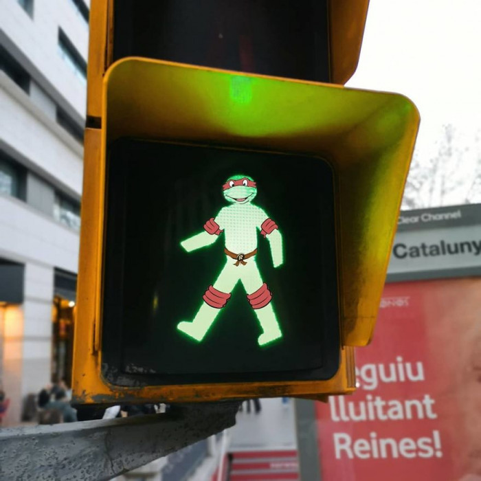 33. Red light, red light, stop! Okay, it's actually the green light, so you can go