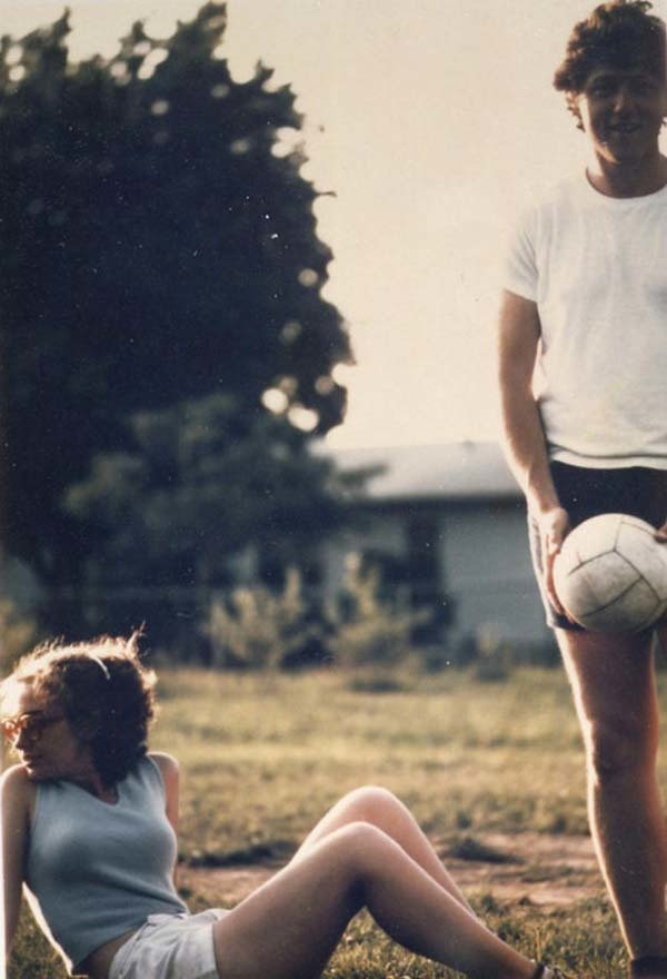 22. Bill & Hillary Clinton play volleyball before getting married (1971).