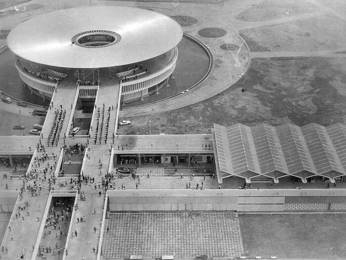 2. Trade Fair Center in Accra, Ghana, designed in 1967 by Vic Adegbite, Jacek Chyrosz, and Stanislaw Rymasze­wski, showcases a collaboration between African and Eastern European planners of that time.