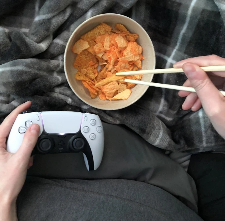 1. “This is how to eat chips without getting chip dust on your fingers or game controllers. My girlfriend is a ridiculous genius.”