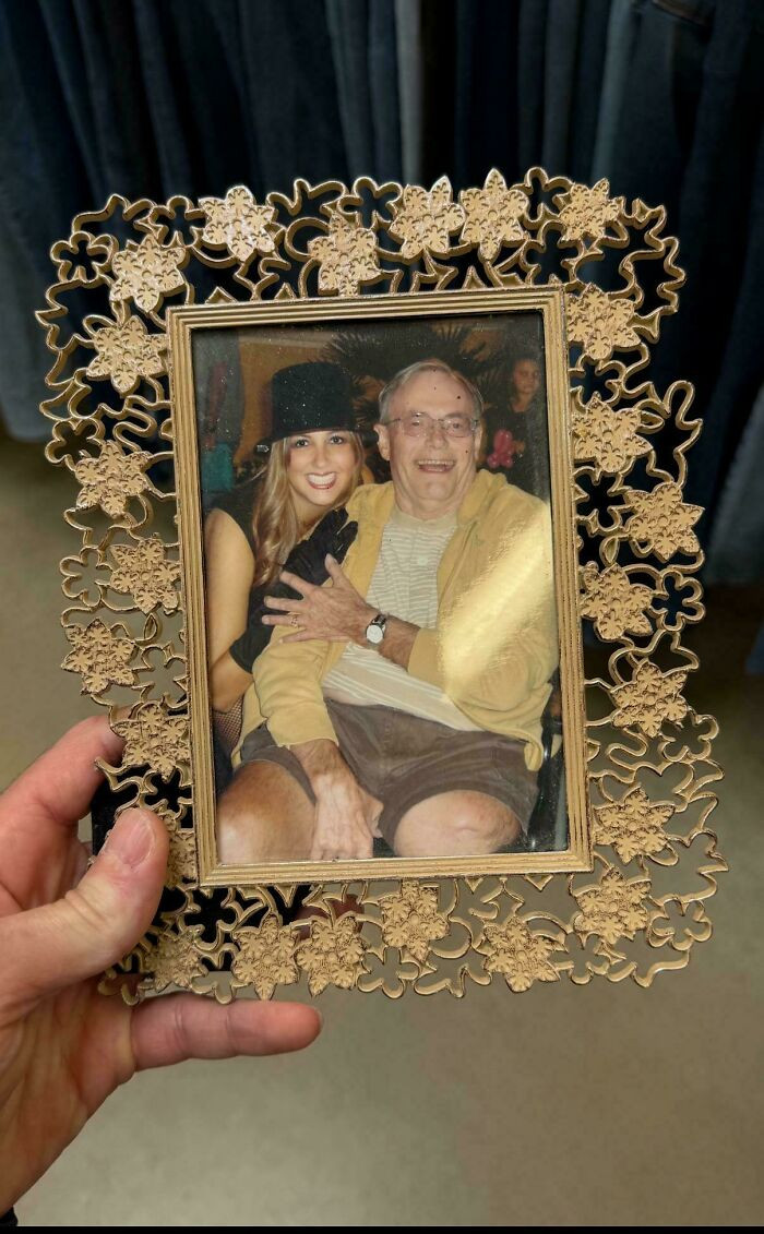 "Oh A Picture Of A One Legged Man And… Is That Fn Britney Spears??"