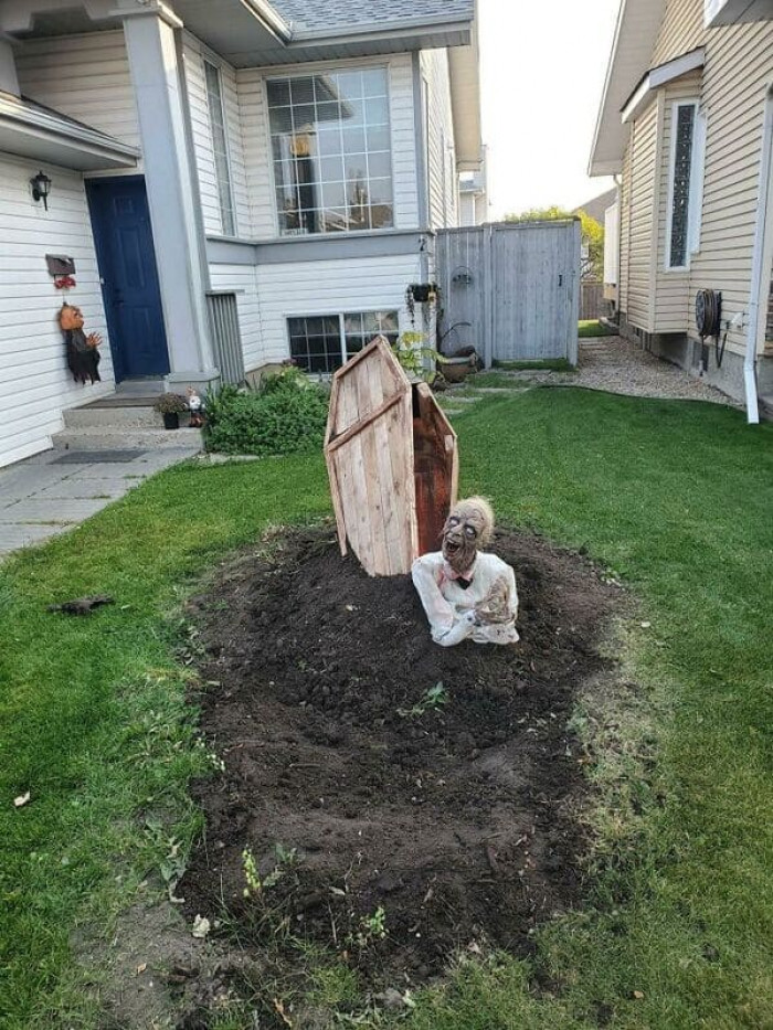 The zombie-themed homes are some of my favorites too because they make them look real.