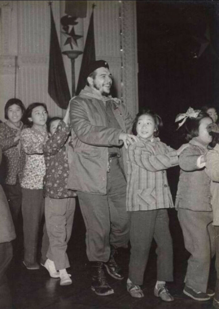 "Che Guevara at a Kindergarten in Shanghai (1960)."
