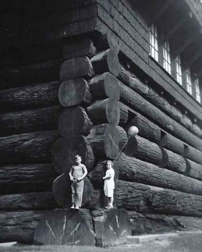 "Children in front of the world’s Largest Log Cabin In Portland, Oregon, USA, 1938. Built In 1905, Burned Down In 1964."