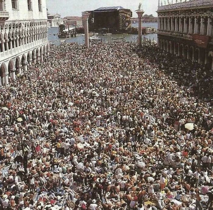 "200,000 Fans At A Pink Floyd Concert In Venice, Italy. (1989)"