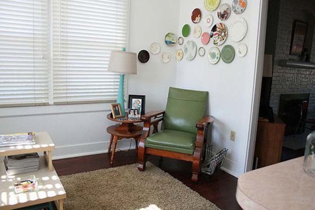 9. Decorate a wall with vibrant dishes.