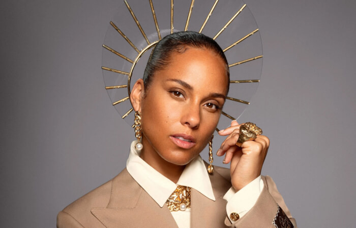 7. Speaking of incredible music and vocalists, Alicia Keys is not only a phenomenal R&B performer but also one of the most beloved Hollywood figures with a very high IQ